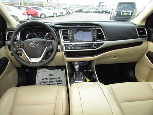 Used 2019 Toyota Highlander XLE image 21