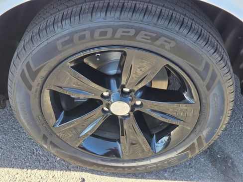 Used 2022 Dodge Challenger SXT RWD image 11