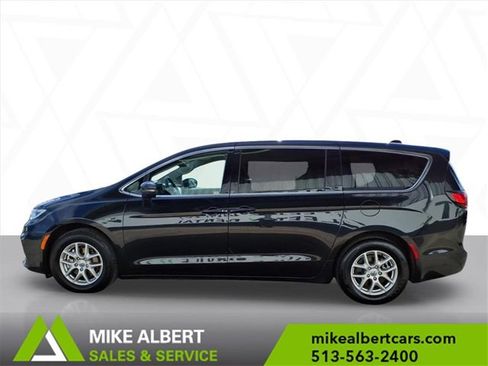 Used 2023 Chrysler Pacifica Touring-L image 4