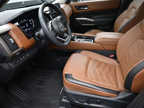 Used 2024 Nissan Pathfinder Platinum w/ Cargo Package image 16