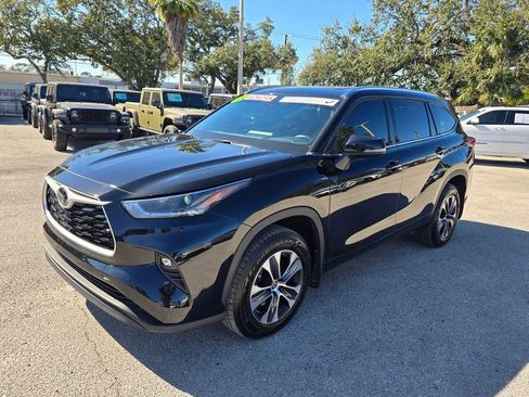 Used 2021 Toyota Highlander XLE image 2