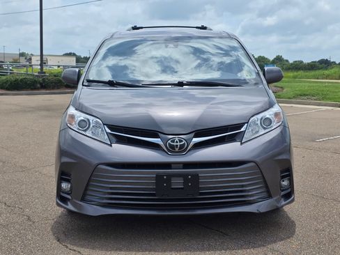 Used 2018 Toyota Sienna XLE w/ XLE Navigation Package FWD image 2