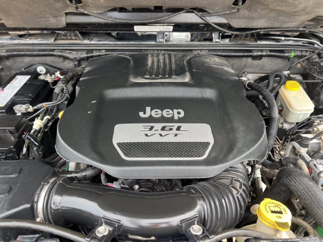 Used 2013 Jeep Wrangler Unlimited Sahara w/ Connectivity Group AWD/4WD image 29
