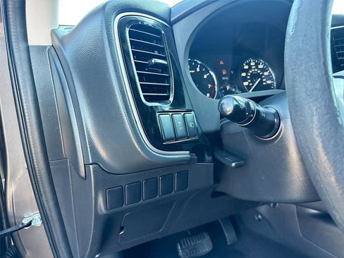 Used 2020 Mitsubishi Outlander ES image 11