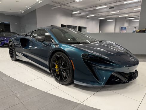 Used 2023 McLaren Artura image 6