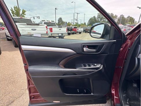Used 2018 Toyota Highlander XLE AWD/4WD image 15