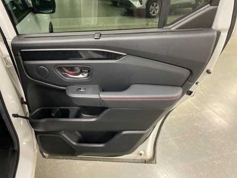 Used 2025 Honda Pilot Black Edition image 13