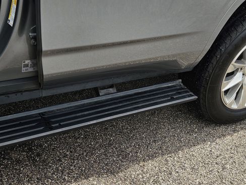 Used 2023 Chevrolet Tahoe Premier RWD image 9