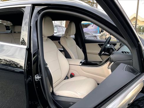 Used 2025 Mercedes-Benz GLC 350e 4MATIC image 9