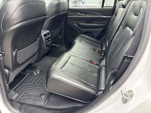 Used 2023 Jeep Grand Cherokee Limited w/ Black Appearance Package image 10