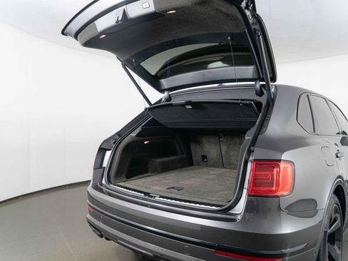Used 2018 Bentley Bentayga AWD/4WD image 32
