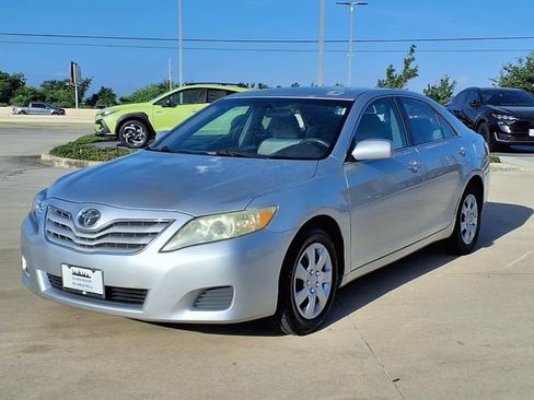 Used 2011 Toyota Camry LE FWD image 3