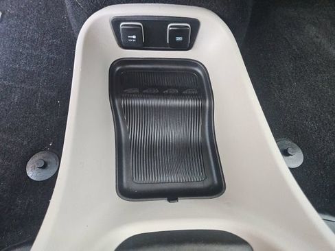Used 2017 Chrysler Pacifica Touring-L w/ Tire & Wheel Group FWD image 20