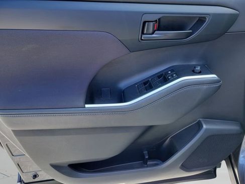 Used 2024 Toyota Highlander LE image 16