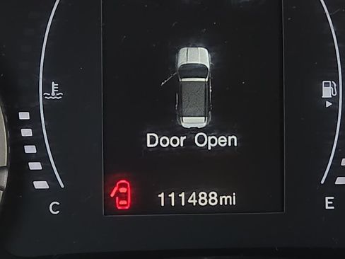 Used 2018 Jeep Renegade Latitude w/ Cold Weather Group image 8