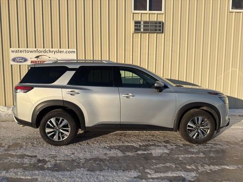 Used 2025 Nissan Pathfinder SL image 1