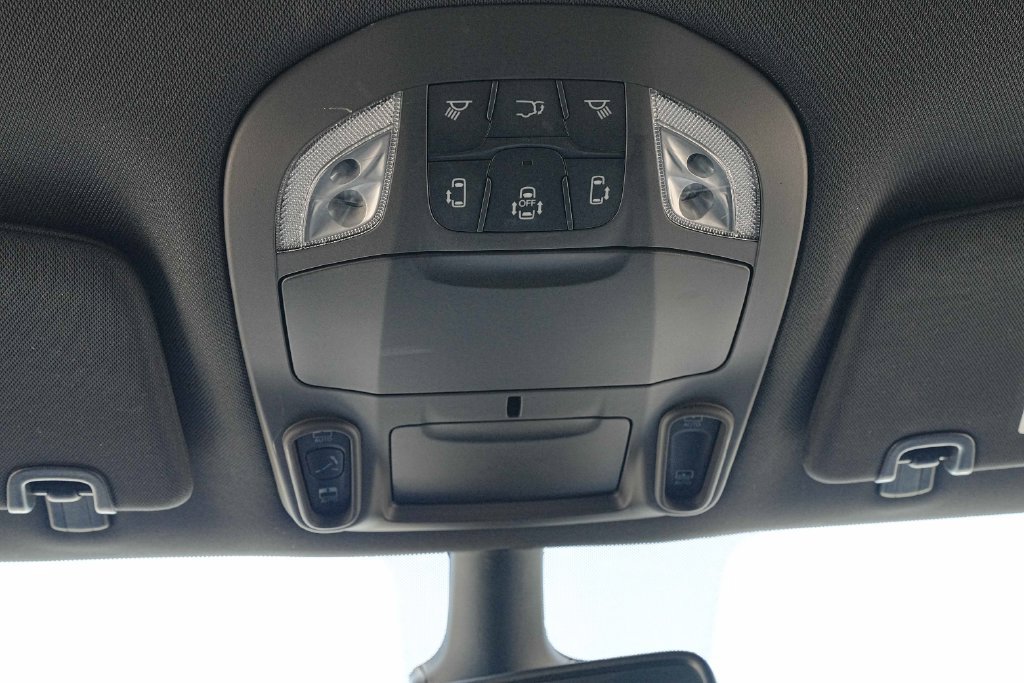 Used 2025 Chrysler Pacifica Limited FWD image 37