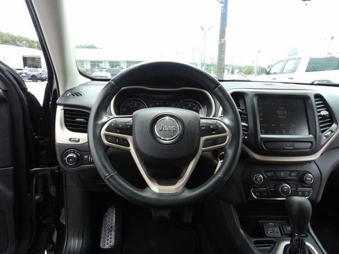 Used 2017 Jeep Cherokee Latitude FWD image 24