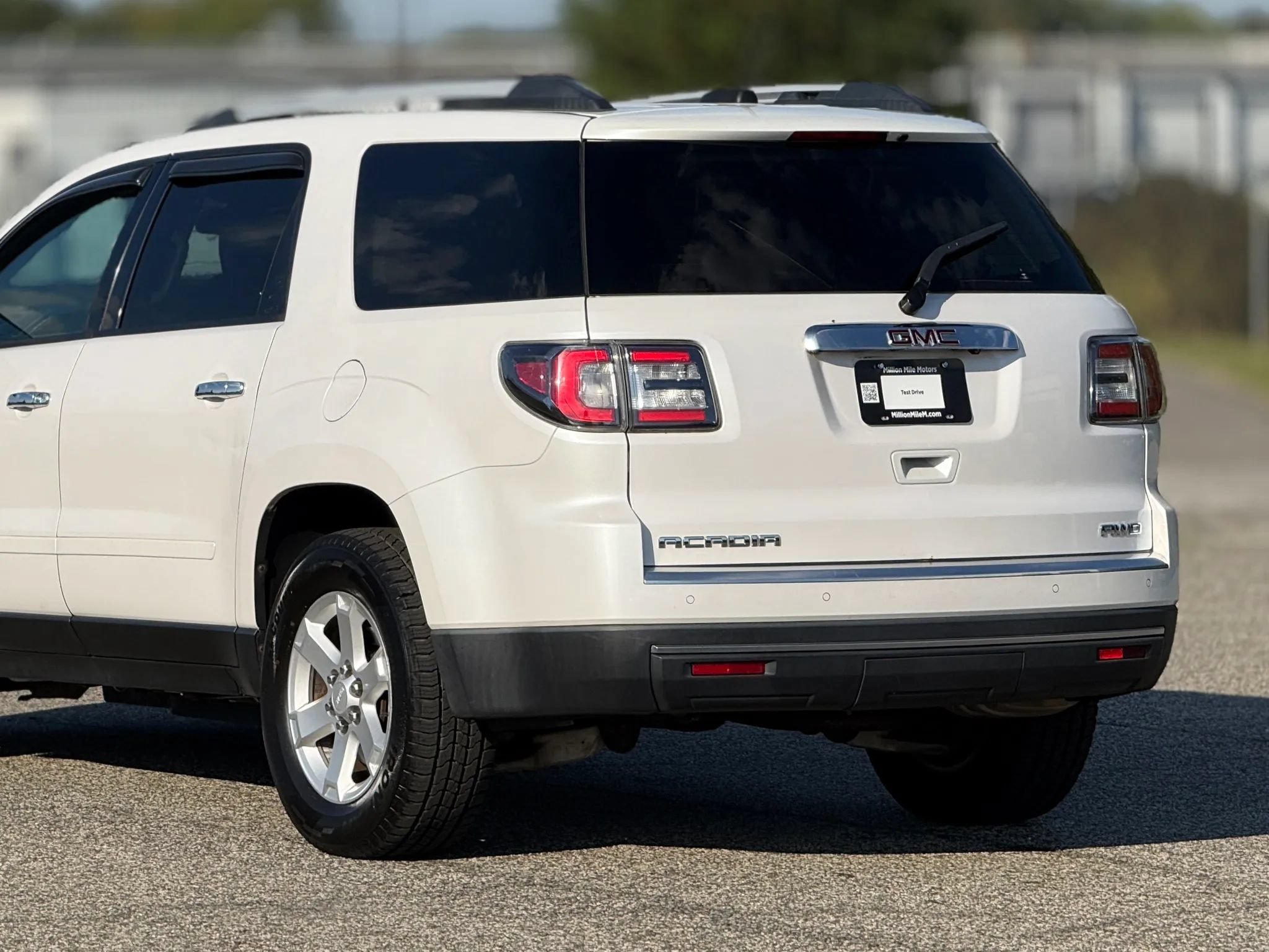 Used 2016 GMC Acadia SLE AWD/4WD image 16