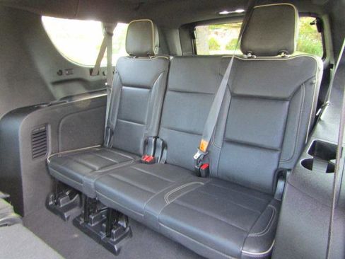 Used 2023 GMC Yukon XL SLT w/ SLT Luxury Package image 18