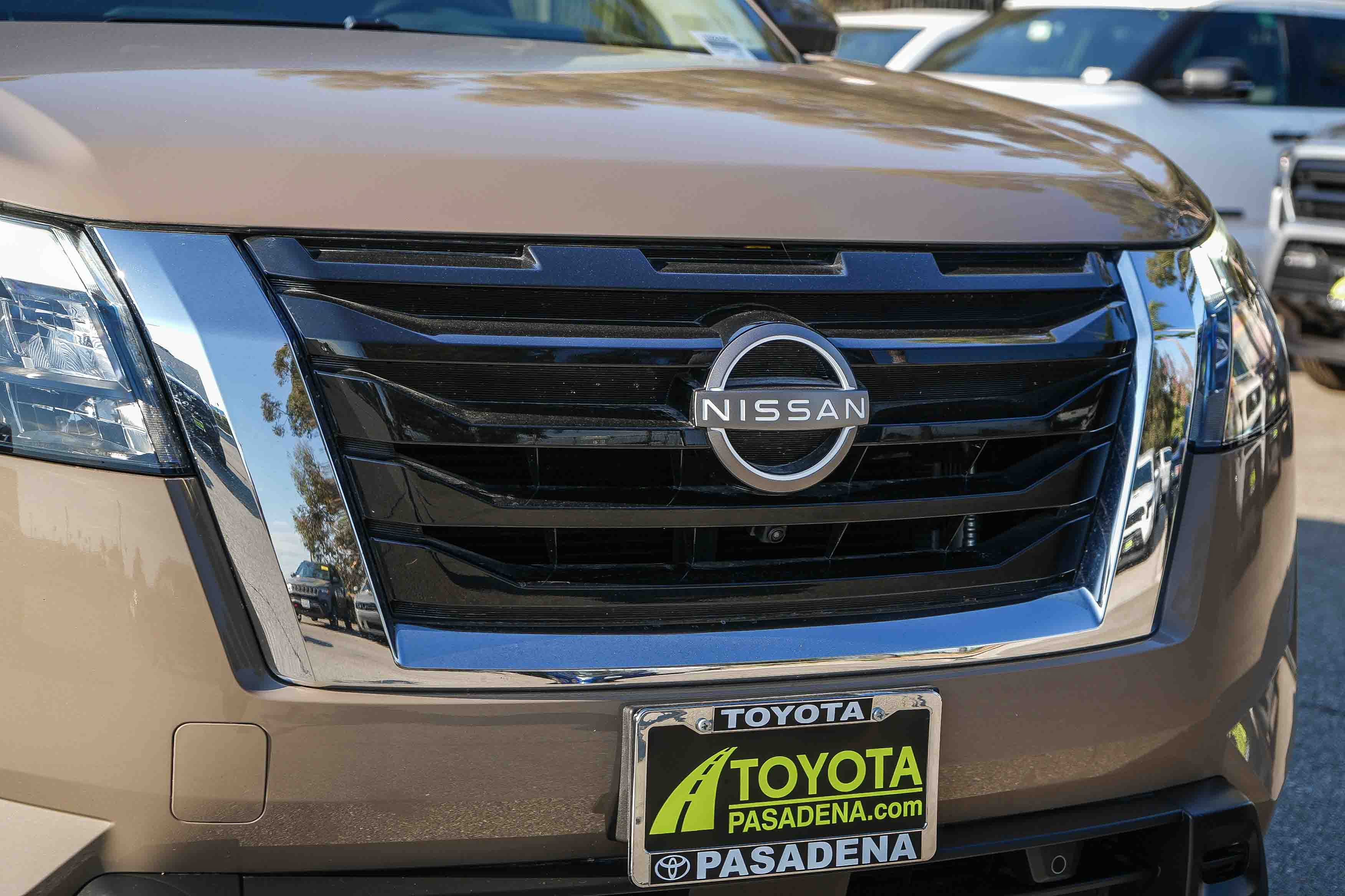 Used 2025 Nissan Pathfinder Platinum FWD image 5