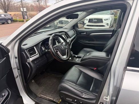 Used 2019 Toyota Highlander XLE image 9