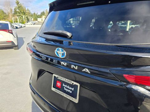 Used 2021 Toyota Sienna Limited image 16