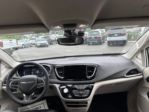 Used 2023 Chrysler Pacifica Touring-L FWD image 19