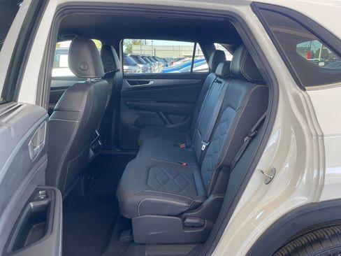 Used 2025 Volkswagen Atlas Cross Sport SE image 25