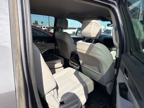 Used 2023 Jeep Wagoneer Series II w/ HD Trailer Tow Package image 7