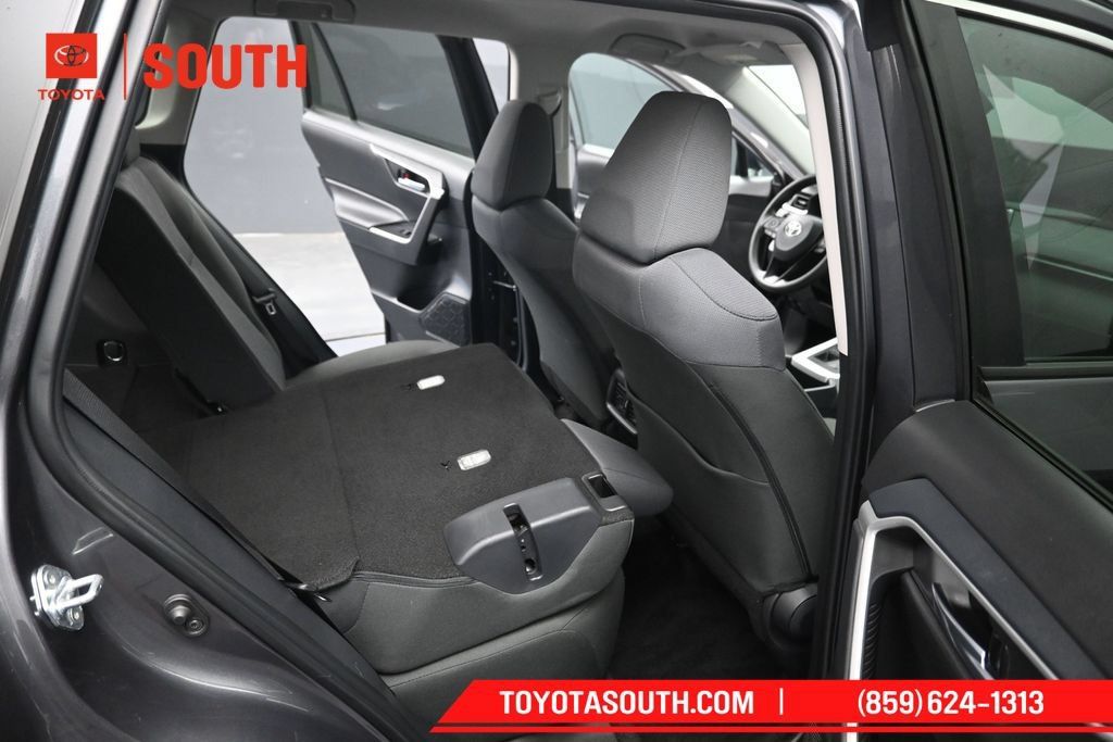Used 2025 Toyota RAV4 XLE AWD/4WD image 27