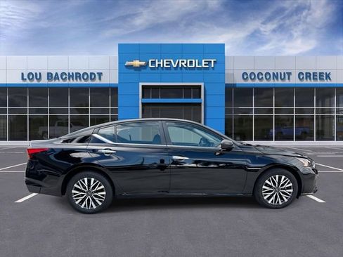 Used 2024 Nissan Altima 2.5 SV FWD image 9