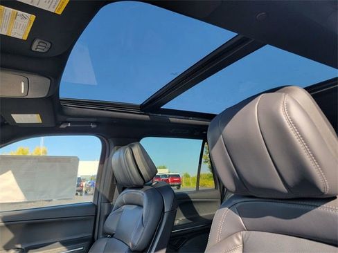 New 2025 Lincoln Navigator Reserve w/ Jet Appearance Package image 4