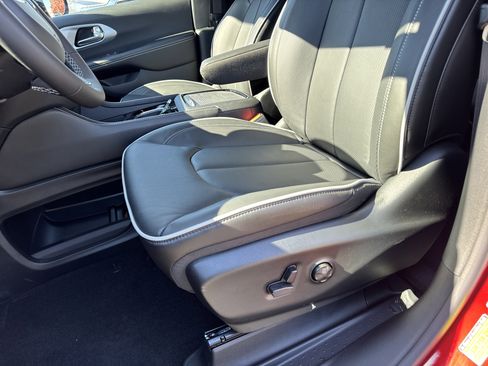 New 2026 Chrysler Pacifica Limited w/ S Appearance Package image 9