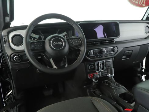 Used 2025 Jeep Wrangler Unlimited Sport image 2