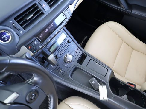 Used 2016 Lexus CT 200h w/ Seat Comfort Package FWD image 39