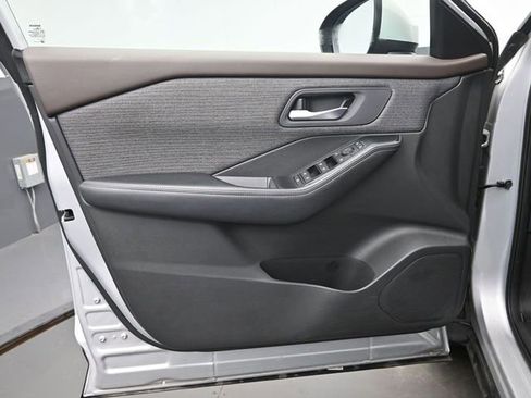 Used 2023 Nissan Rogue SV image 12