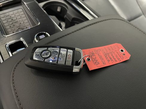 Used 2025 Lincoln Aviator AWD w/ Jet Appearance Package image 14