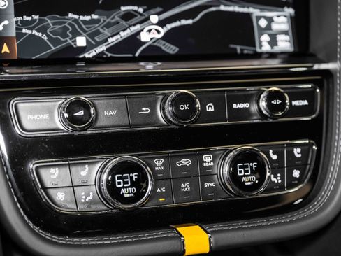 Used 2024 Bentley Bentayga Azure V8 image 38