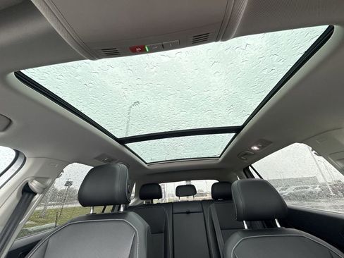 Used 2022 Volkswagen Tiguan SE w/ Panoramic Sunroof Package AWD/4WD image 16