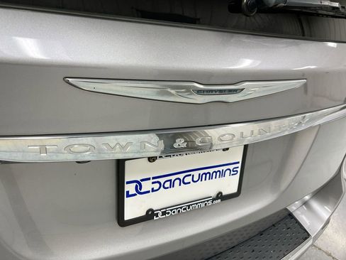 Used 2014 Chrysler Town & Country Touring image 21
