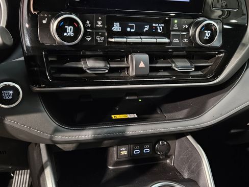 Certified 2025 Toyota Highlander XLE image 32