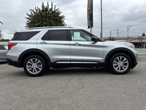 Used 2024 Ford Explorer Limited AWD/4WD image 2