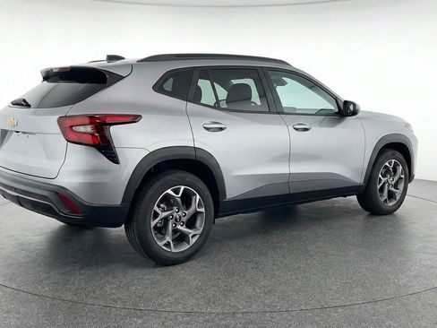 Used 2025 Chevrolet Trax LT FWD image 9