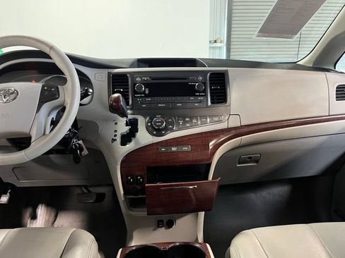 Used 2011 Toyota Sienna XLE FWD image 18