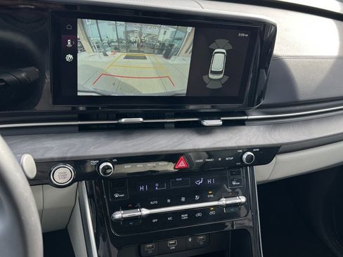 Used 2024 Kia Carnival EX image 28