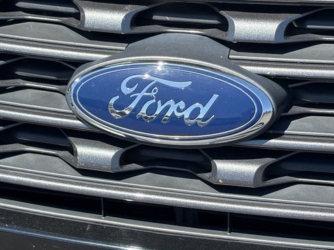 Used 2017 Ford Explorer XLT w/ Equipment Group 202A FWD image 7