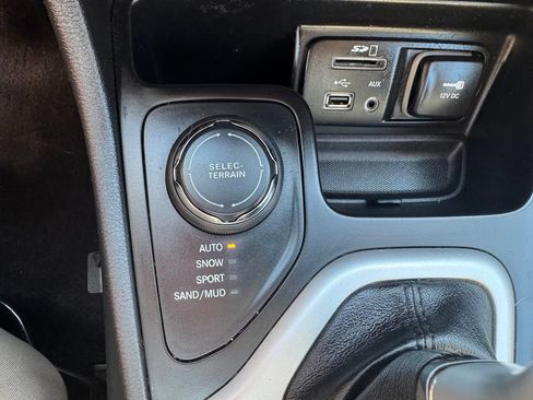 Used 2015 Jeep Cherokee Latitude w/ Cold Weather Group AWD/4WD image 28