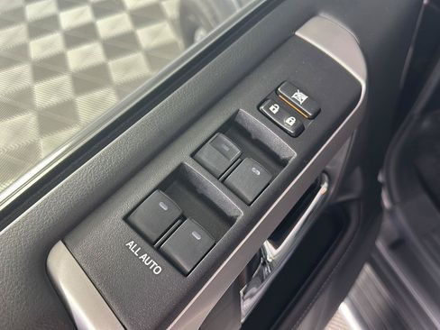 Used 2018 Toyota 4Runner SR5 AWD/4WD image 9