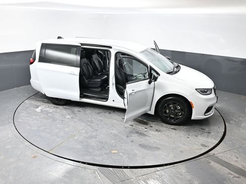 Used 2024 Chrysler Pacifica Select image 58